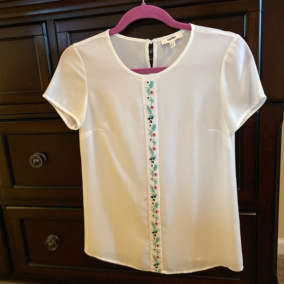 🎉SOLD LOCALLY🎉 White blouse with floral embroidery - Picture 3 of 5